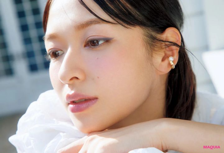 耳元アクセサリー×メイクのベストアンサー。王道パールには透け色ラインで抜け感を_6