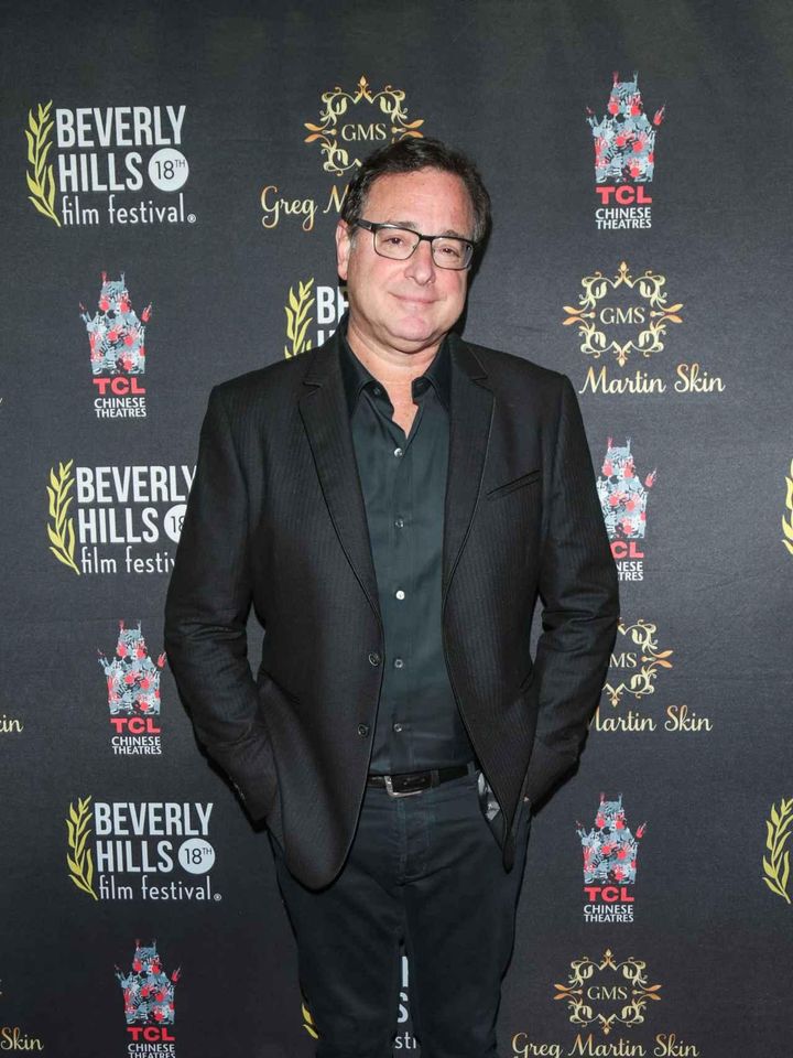 画像: ジョン・ステイモスが故ボブ・サゲットの誕生日をお祝い