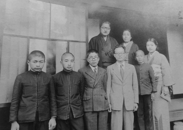 嘉子が和田芳夫と結婚する前に一家で撮影した写真