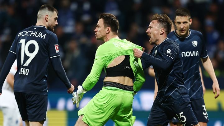 浅野拓磨のボーフムに激震…お騒がせ守護神が昇降格プレーオフに出場せず 一体なぜなのか