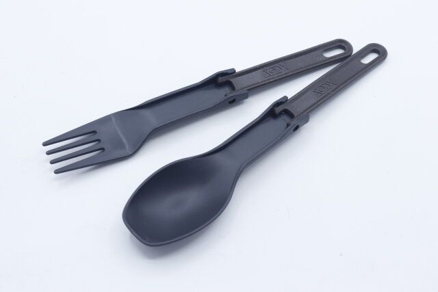 ダイソーの持ち手がたためるコンパクトフォークと持ち手が畳めるコンパクトスプーン