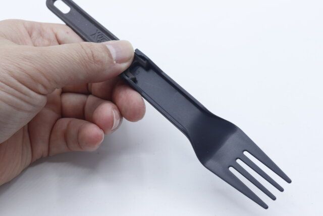 ダイソーの持ち手がたためるコンパクトフォーク