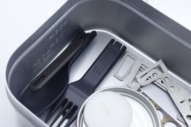 ダイソーの持ち手がたためるコンパクトフォークと持ち手が畳めるコンパクトスプーンはコンパクトになる