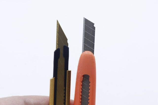 ダイソーの鋭利な鋭角チタンコートカッター（30度、アルミボディ）