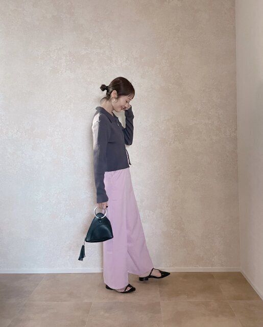 GRLセンタープレスストレートパンツとジップニットコーデの横アングル