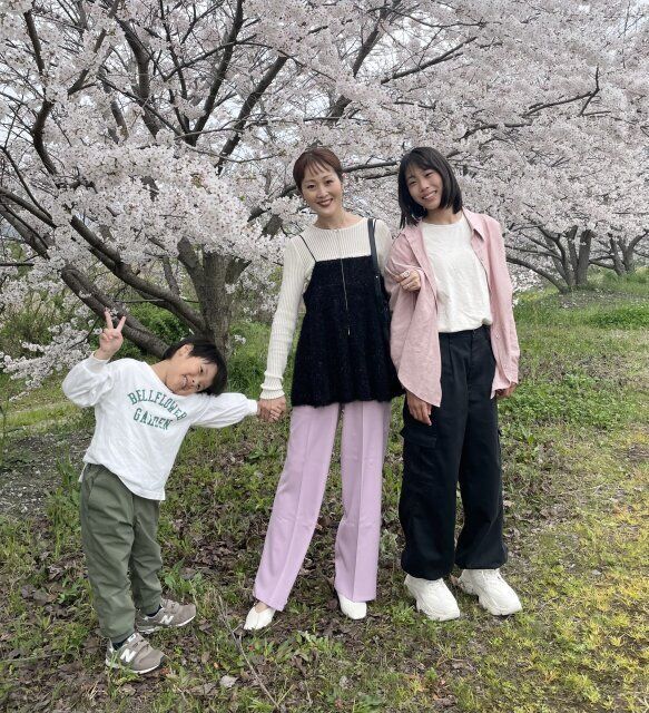 GRLセンタープレスストレートパンツとニットキャミソールレイヤードコーデ