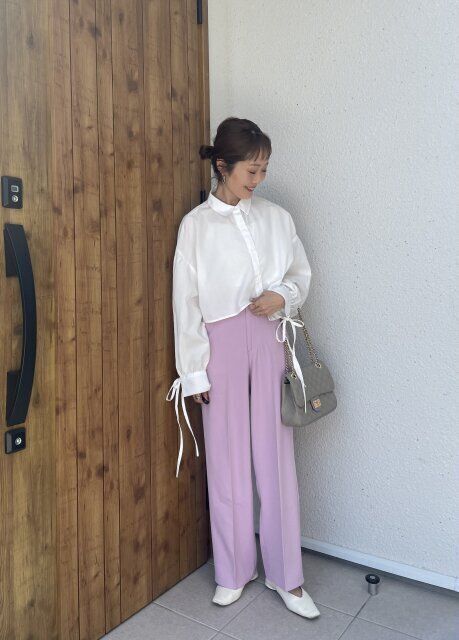 GRLセンタープレスストレートパンツとショート丈ブラウスコーデ