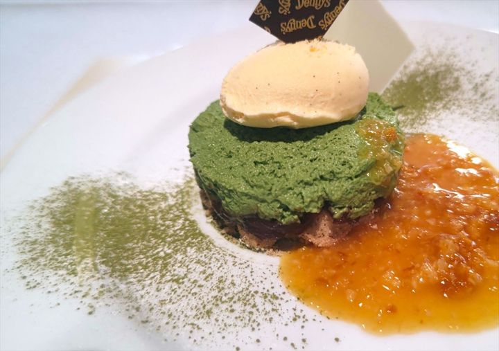 「抹茶あずきとクランブルのデザート～自家製オレンジソース添え」