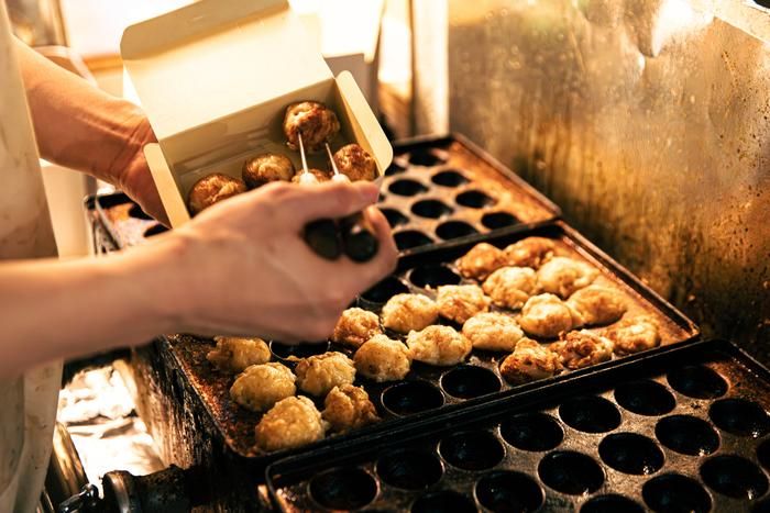 たこ焼きを焼く様子