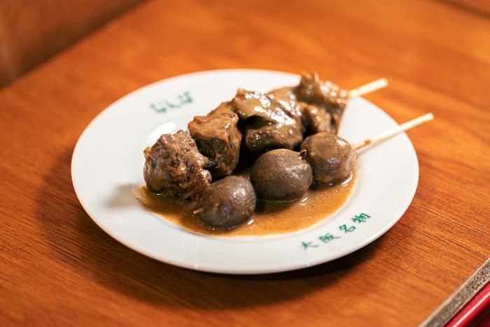 皿に盛られたどて焼き