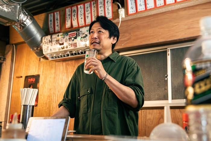 お酒を飲む池上さん