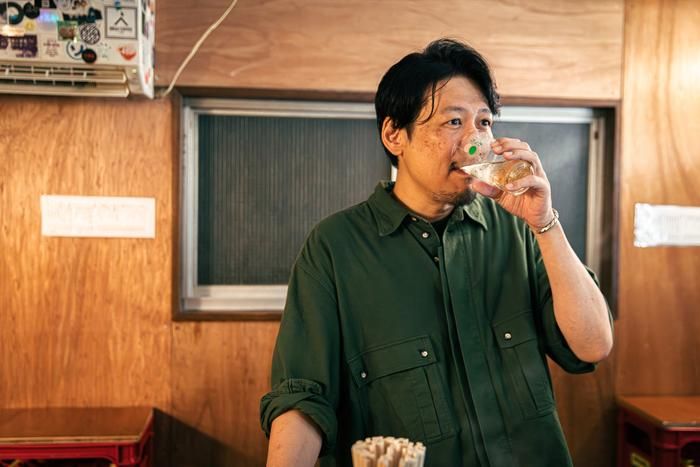 お酒を飲む池上さん