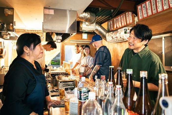 名物女将のあけみちゃんと話す池上さん