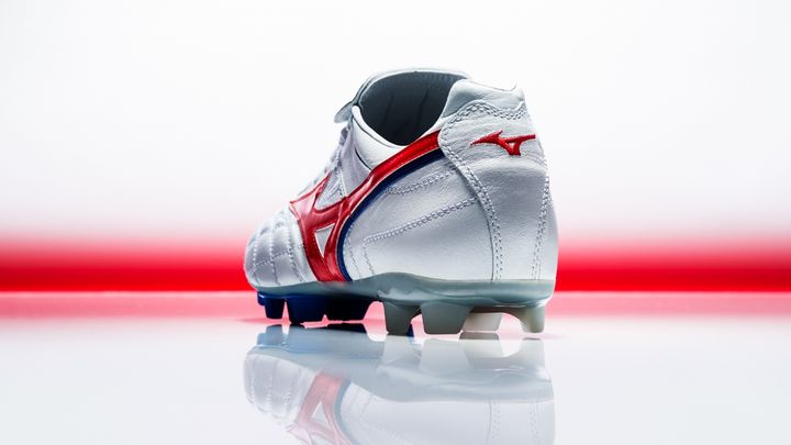 400足限定販売！ミズノ『ウエーブカップ SS JAPAN』が登場 岡崎慎司がラストゲームで履いた特製スパイク