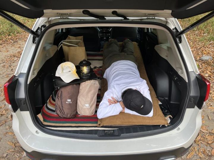 「買わなきゃ損！」超快適な車内泊を過ごすための画期的な最新ギアが天才すぎた…！