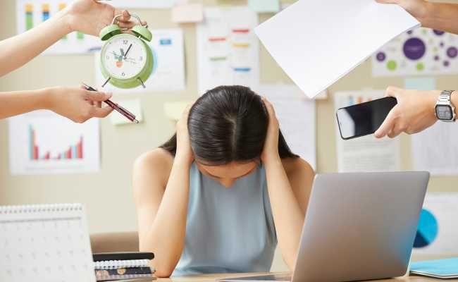 ストレスを感じる女性のイメージ