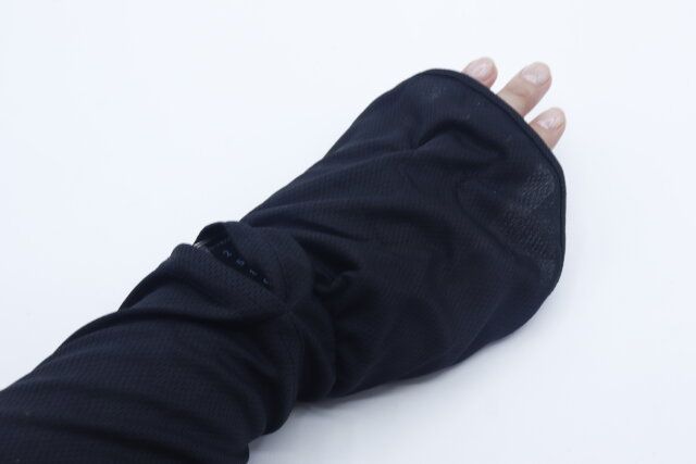 ダイソーのアームカバー（手のひらオープンタイプ、51cm）を着用した様子