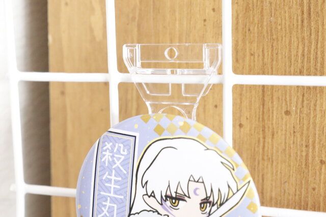 ダイソーのワイヤーネットにかけられる缶バッジスタンド