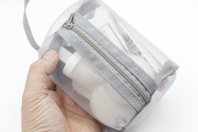 セリアのたっぷり入るお出かけ メッシュメイクポーチ