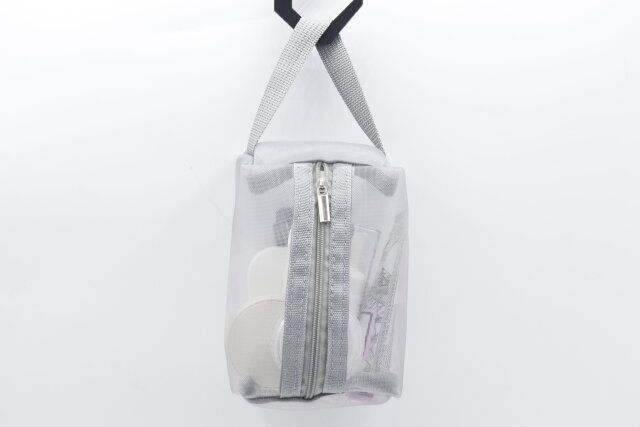 セリアの吊り下げられるお出かけ メッシュメイクポーチ