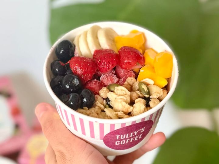 タリーズ「フローズンカップ アサイーヨーグルトテイスト」にフルーツやグラノーラをトッピングして、「アサイーボウル風」にアレンジした様子別角度