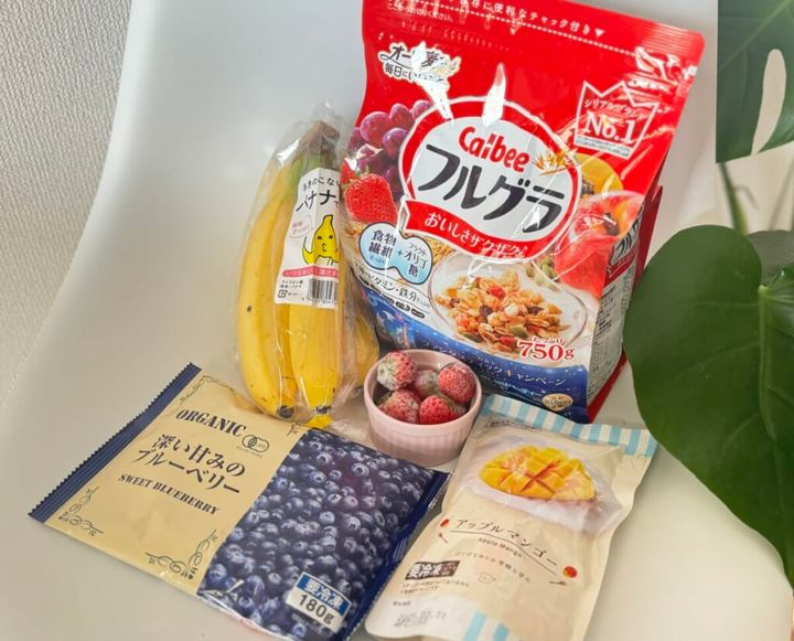 アサイーボウルを作るために用意した材料（フルーツグラノーラ、バナナ、ブルーベリー、いちご、バナナ、マンゴー）