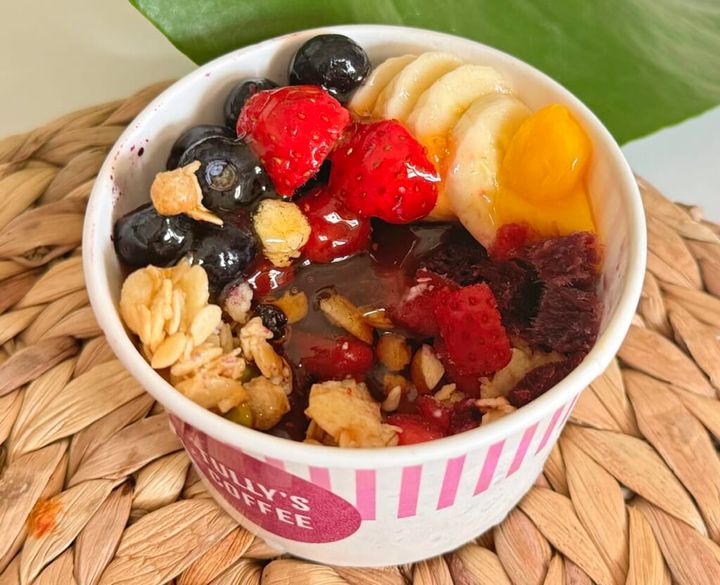 タリーズハニー（はちみつ）をたっぷりかけた「フローズンカップ アサイーヨーグルトテイスト」