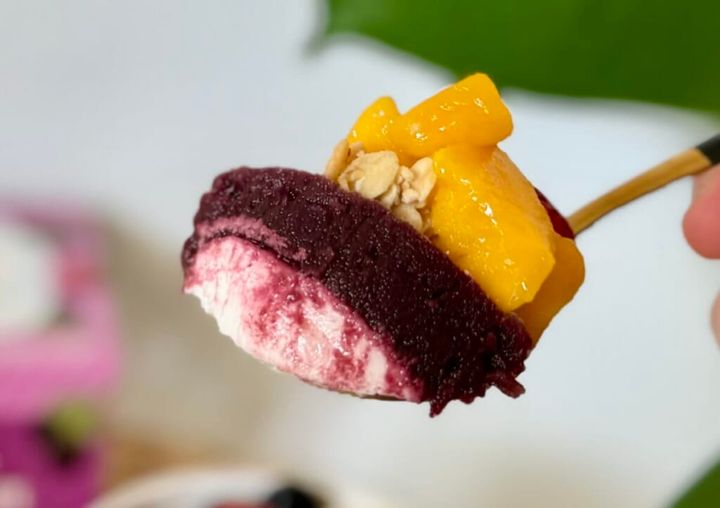 タリーズ「フローズンカップ アサイーヨーグルトテイスト」スプーンですくった様子