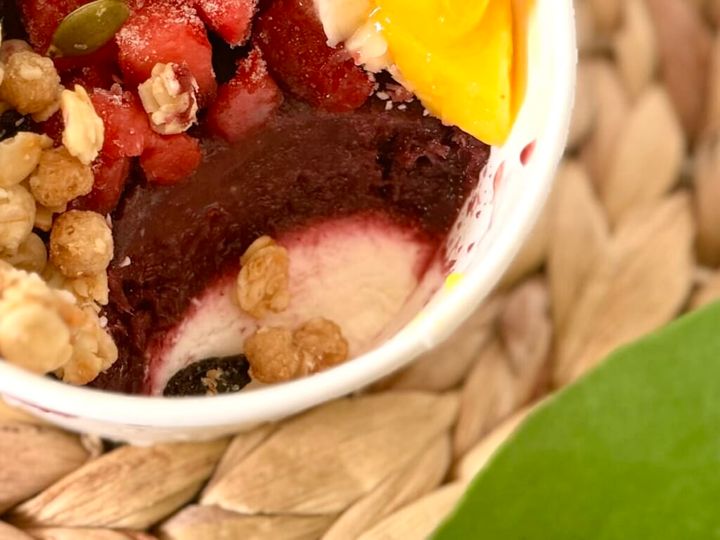 タリーズ「フローズンカップ アサイーヨーグルトテイスト」スプーンですくった時のカップの断面