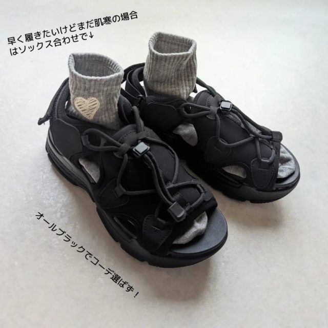 wellegの厚底スポーツサンダルとしまむらのグレーの靴下