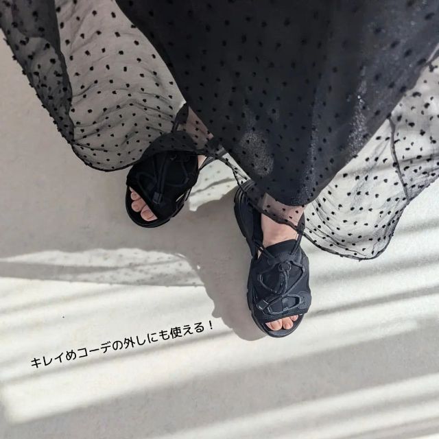 wellegの厚底スポーツサンダルを履いている