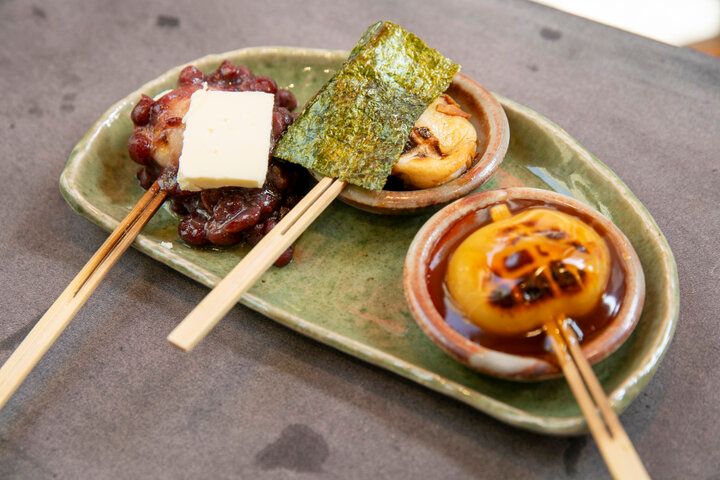 谷中ぎんざの甘味処「CHAYA 松緒」でつきたての餅だんごを食べ比べ