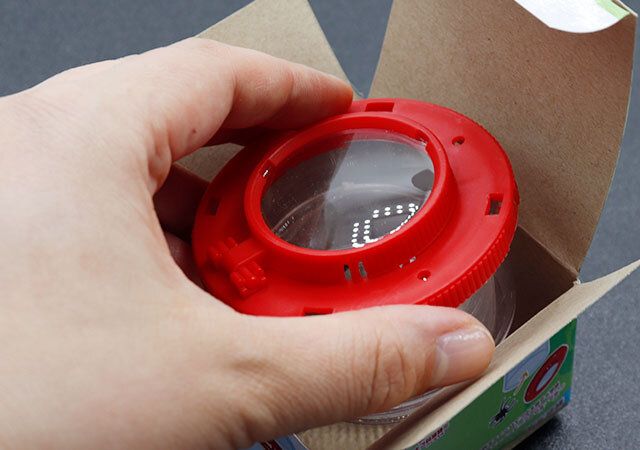 セリアの拡大鏡付き 昆虫観察ケースを箱から取り出す様子