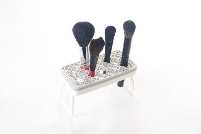セリアのメイクブラシ スタンド グレーにメイクブラシを収納