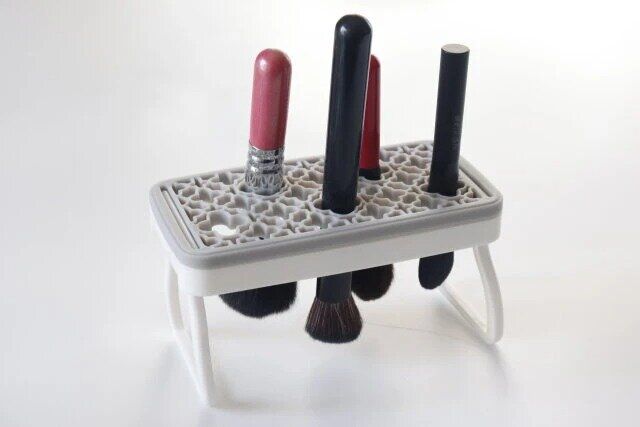 セリアのメイクブラシ スタンド グレーにメイクブラシを逆さにして収納
