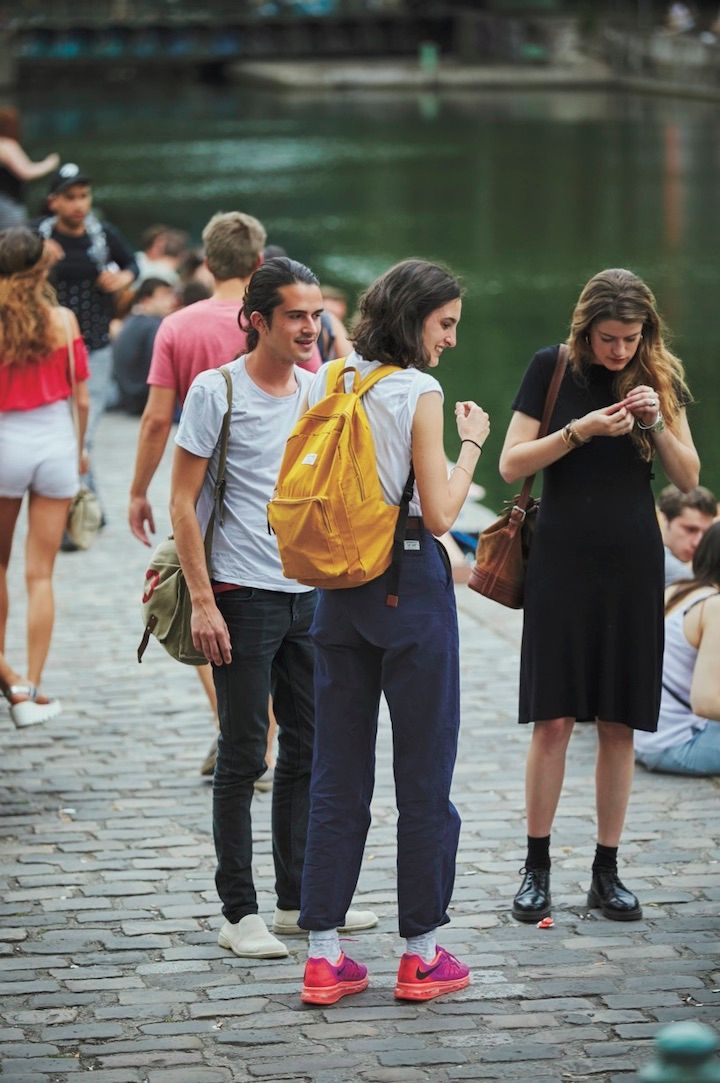 白T×デニムの定番コーデは目を引くカラーの小物やシューズで差をつけて