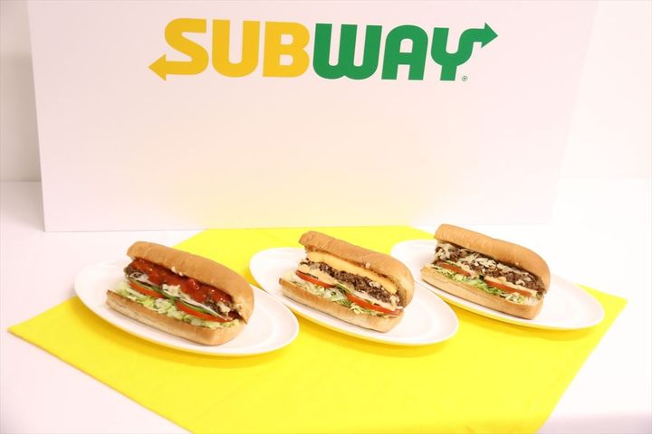 （左から）「ざく切りサルサタコス」「濃厚チーズタコス」「メキシカンミートタコス」