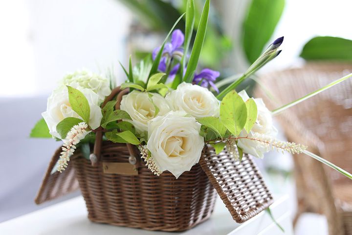 白バラのバスケットアレンジ