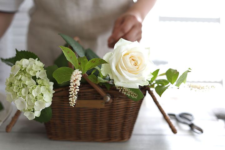 白バラのバスケットアレンジ
