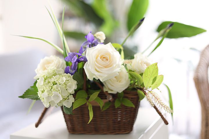 白バラのバスケットアレンジ