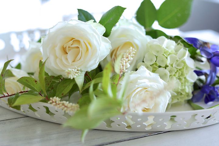 白バラのバスケットアレンジ