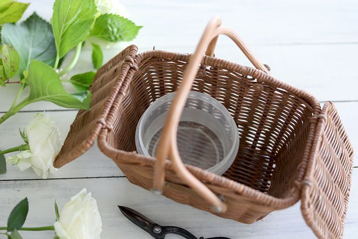 白バラのバスケットアレンジ