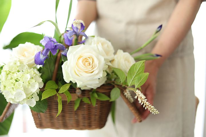 白バラのバスケットアレンジ