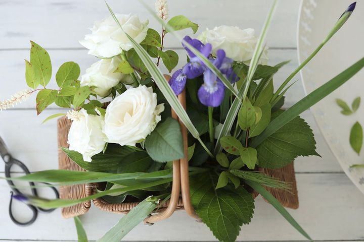 白バラのバスケットアレンジ