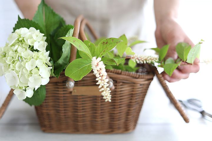 白バラのバスケットアレンジ