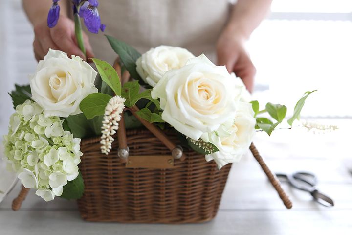 白バラのバスケットアレンジ