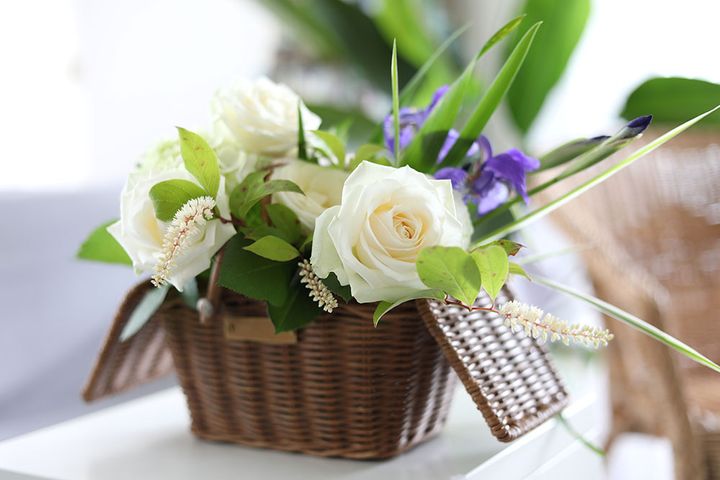白バラのバスケットアレンジ