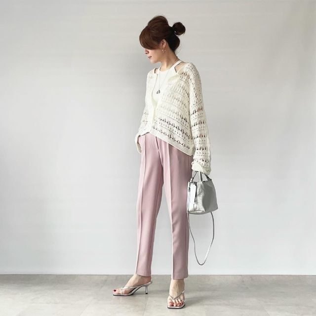 透かし編みカーディガンを着用したコーデ