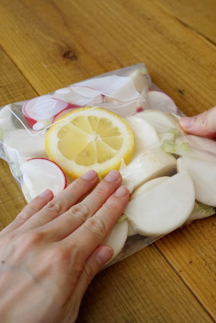 柑橘が香って爽やか！かぶのレモンピクルスの作り方【料理家 あやかの旬野菜を使ったアペロおつまみ vol.12 〜レシピで旅するヨーロッパ〜】
