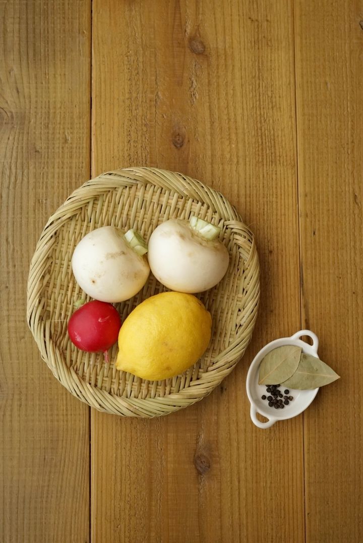 柑橘が香って爽やか！かぶのレモンピクルスの作り方【料理家 あやかの旬野菜を使ったアペロおつまみ vol.12 〜レシピで旅するヨーロッパ〜】